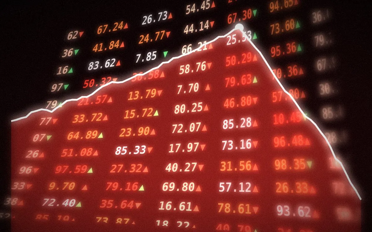 株価ボードを背景に、上昇を続けた線が頂点から急落するチャートのイメージ